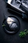Crème glacée noire dans un cône bicolore — Photo de stock