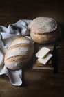 Два різних хлібних хліба з маслом на міні дерев'яній дошці — стокове фото