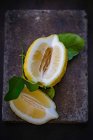Vista de perto de limão fatiado com folhas — Fotografia de Stock