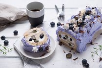 Vegan blueberry Swiss roll with chocolate and almonds — Stock Photo