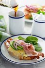 Sándwich de desayuno con jamón, aguacate, huevos y tocino - foto de stock