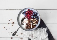 Йогурт з мюслі, горіхами та свіжими ягодами — стокове фото