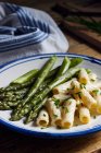 Green asparagus with tortiglioni and goat's cheese sauce — Stock Photo