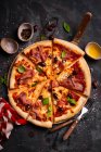 Pizza com mussarela, presunto Parma, azeitonas e manjericão — Fotografia de Stock