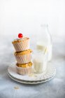Muffins de amêndoa com cerejas cocktail e leite — Fotografia de Stock