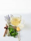 Травяной чай с ингредиентами — стоковое фото