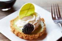 Mini keylime pie with a blackberry — Stock Photo