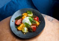 Салат из помидоров с бурратой — стоковое фото