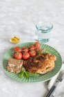 Schnitzel de porco assado com tomate de videira e pão — Fotografia de Stock