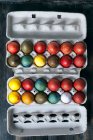Ovos naturalmente tingidos em uma caixa de ovo para a Páscoa — Fotografia de Stock
