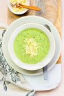 Brokkoli-Suppe mit Cheddar — Stockfoto