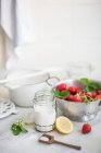 Ingrédients pour confiture de fraises — Photo de stock