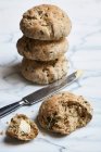 Freshly baked spelt and wild garlic bread rolls with butter — Stock Photo