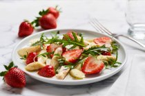 Salad of white asparagus, strawberries and rocket — Stock Photo