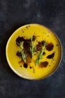 Olivenöl und Balsamico-Essig-Dip oder Dressing mit rosa Salz und Rosmarin — Stockfoto