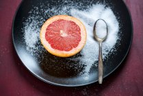 Rosa Grapefruit mit Zucker — Stockfoto