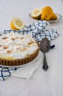 Limón merengue pastel vista de cerca - foto de stock