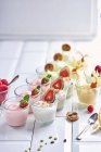 Divers desserts au yaourt aux fruits dans de petits verres — Photo de stock