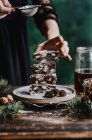 Пирог Panforte di siena с орехами и изюмом, медом и орехами, посыпанными сахарной пудрой — стоковое фото