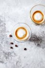 Dos vasos de café expreso Macchiato - foto de stock