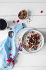 Quinoa-Brei mit frischen Beeren und einer Tasse Kaffee — Stockfoto