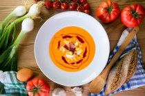 Традиційний іспанський сальмораджо - холодний томатний суп, який подається з вареним яйцем, іберіко шинкою та оливковою олією — стокове фото