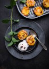 Vegan tonka bean ice cream with grilled peaches — Stock Photo