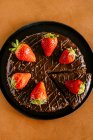 Bolo de chocolate com morangos frescos — Fotografia de Stock