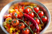 Tomaten und Chilischoten auf gehackten Paprika — Stockfoto