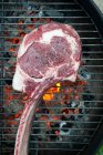 Tomahawk steak sur barbecue au charbon de bois — Photo de stock