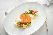 Filé de salmão com legumes e molho — Fotografia de Stock