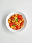 Deliciosa salsa de tomate con tomates y albahaca - foto de stock