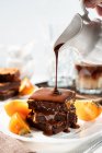 Salsa al cioccolato versato sopra brownies senza glutine — Foto stock