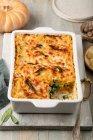 Kürbis-Lasagne mit Ricotta, Spinat und Mozzarella — Stockfoto