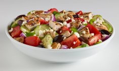 Salade aux légumes et fromage sur une assiette blanche — Photo de stock