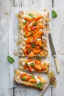 Blätterteigtorte mit Vanillefrischkäse, frischen Aprikosen und Honig — Stockfoto