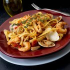 Fideos con mejillones, calamares, gambas y tomillo - foto de stock