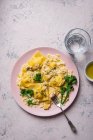 Räucherlachs hausgemachte Ravioli mit Weißweincremesauce, Dill und Brokkoli — Stockfoto