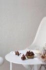 Крупный план вкусного миндаля с карамелью, покрытого шоколадом — стоковое фото