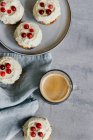 Cupcake con classica glassa di crema di formaggio con mirtilli rossi e caffè — Foto stock