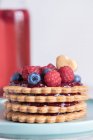 Ein geschichteter Keks-Turm mit Marmelade und Beeren — Stockfoto