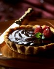 A chocolate tart with raspberries (close-up) — Stock Photo