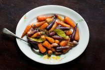 Carote colorate con aglio, alloro e timo (vista dall'alto)) — Foto stock