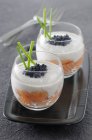 Verrine de salmão com mascarpone e caviar preto — Fotografia de Stock