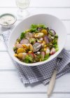 Insalata di patate con ravanelli, lattuga e salsa vegana allo yogurt — Foto stock