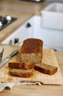 Hausgemachtes Haselnuss- und Mandelketo-Brot — Stockfoto