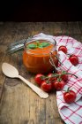 Sopa de tomate em um jarro de vidro — Fotografia de Stock