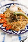 Жареный рис с говядиной, чили и чесноком — стоковое фото