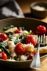 Pasta con spinaci, pomodorini e formaggio — Foto stock