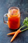 Jus de carotte avec glaçons — Photo de stock